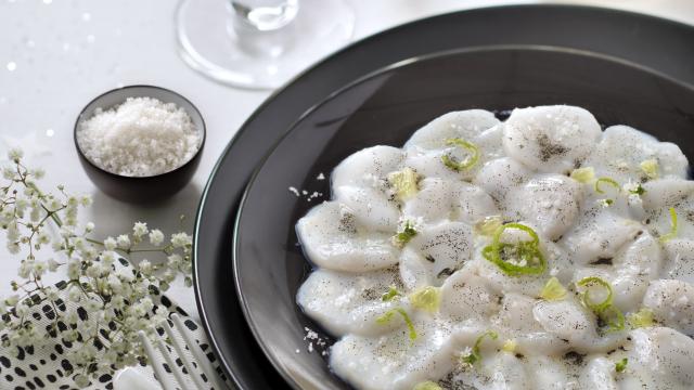 Carpaccio de Saint-Jacques à l’huile de vanille, citron vert et fleur de sel