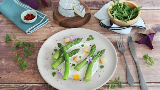 Asperges vertes au crémeux de chèvre & haddock au Selles-sur-Cher AOP