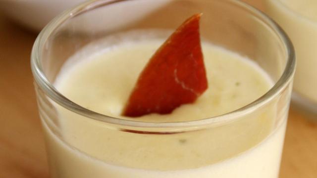 Pana cotta au Cantal, chips de jambon d'Auvergne