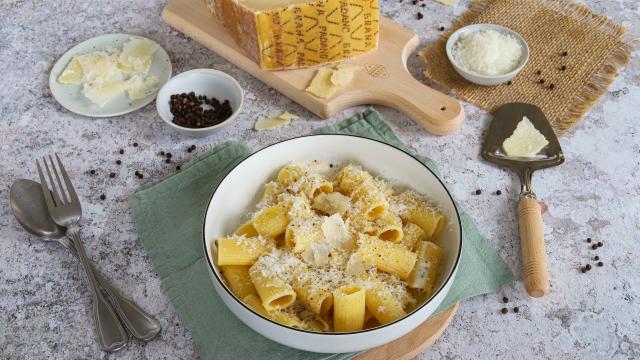 Rigatoni "cacio e pepe" au Grana Padano AOP