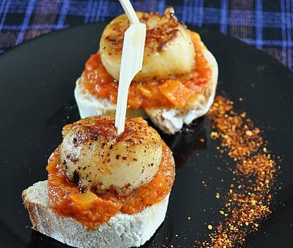 Toast de Saint-Jacques, compotée de poivrons, piment d'Espelette