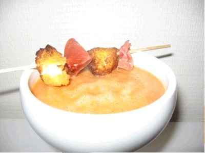 Velouté de tomates et sa brochette fondante