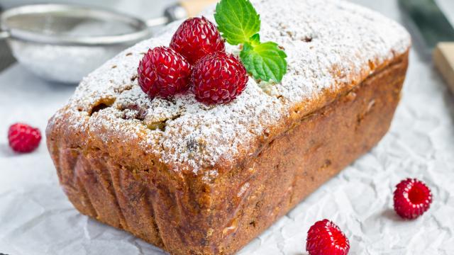 Cake à la noix de coco, aux framboises et aux pépites de chocolat au lait