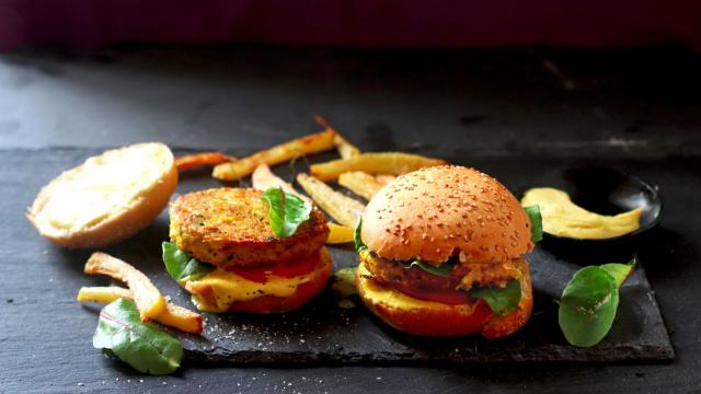 Burger végétarien avec galettes de tofu à l'indienne