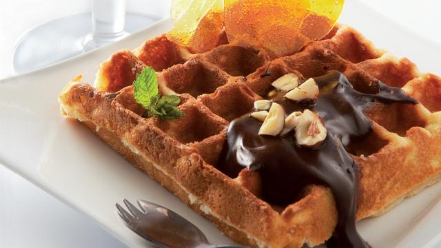 Gaufre de liège sauce au chocolat, éclats de noisette et voile de caramel