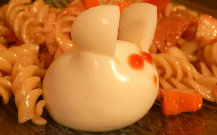 Salade de pâtes, surimi et saumon fumé