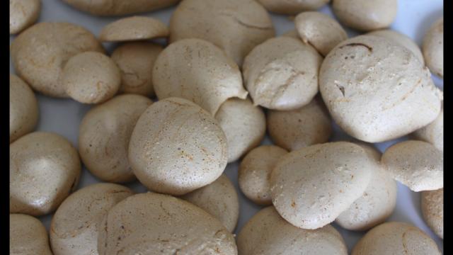 Meringues au café