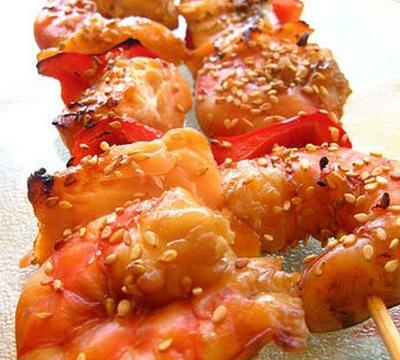 Brochettes de saumon et de crevettes marinées à la sauce gingembre soja panées aux graines de sésame