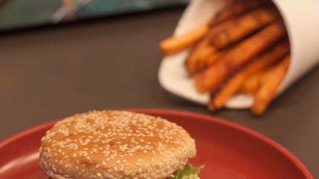 Burger d'agneau, frites de patates douces et sauce yaourt