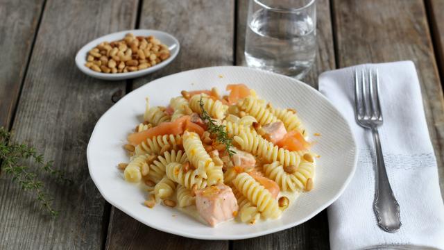 Fusilli au saumon, zestes d'orange et pignons