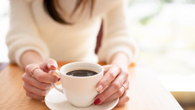 Le café empêche-t-il vraiment de dormir ? Des experts répondent !