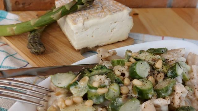 Pâtes au taleggio, asperges vertes et pignons de pin