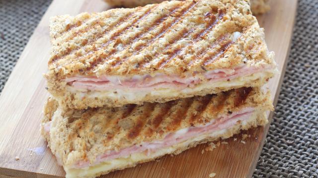 Cette recette de croque-monsieur à la poêle va vous faire gagner un temps fou