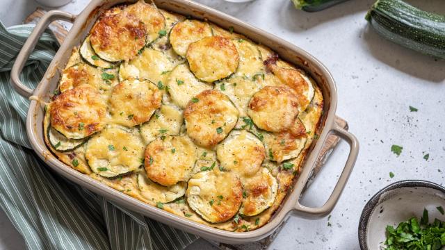 Pour une version printanière, Cyril Lignac partage sa recette de moussaka revisitée aux courgettes et ricotta !