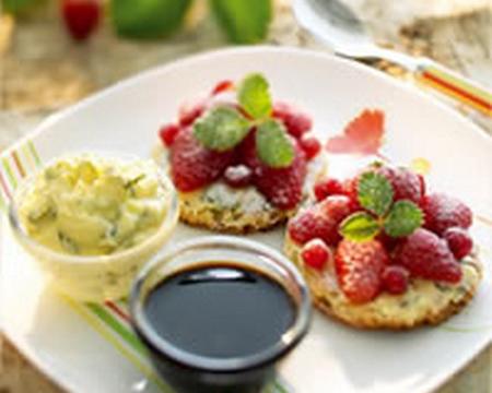 Tartines de fraises au beurre à la menthe et nappage au caramel balsamique