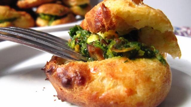 Gougères au parmesan et pesto de roquette aux pistaches