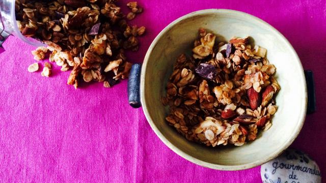 Granola coco, banane, amandes et chunk de chocolat