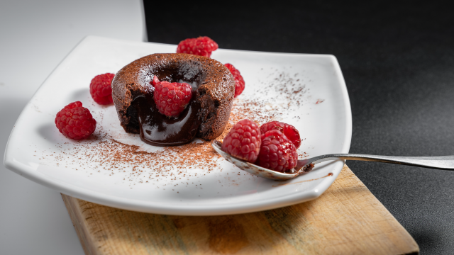 Il vous reste quelques œufs de Pâques ? Pour les utiliser, le chef Juan Arbelaez vous dévoile sa recette de coulant au chocolat