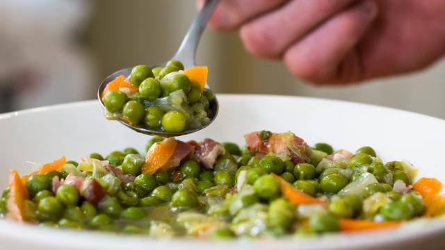 “On va manger léger” : Cyril Lignac partage sa recette de petits pois aux saucisses pour se régaler facilement