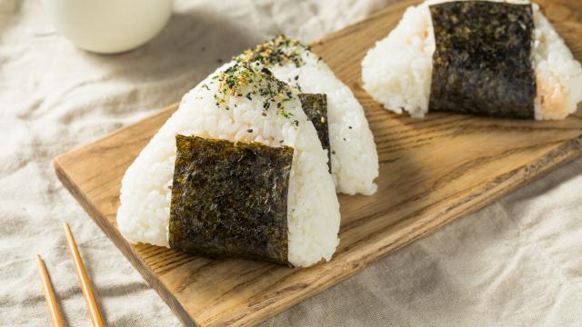 Comment faire de délicieux onigiri ? Ce snack japonais à base de riz très facile à préparer est parfait pour une petite faim !