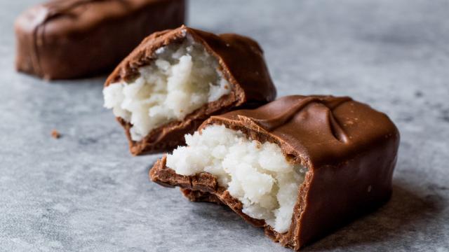 Une diététicienne partage sa recette de Bounty maison, parfaite pour le goûter des petits comme des grands !