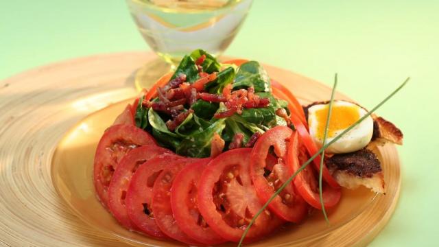 Salade auvergnate à la Vinaigrette bi-phasée à l'huile d'olive vierge extra, vinaigre de vin rouge et moutarde de Dijon