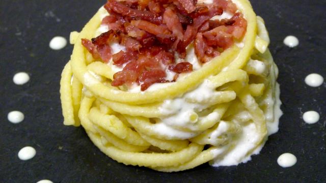 Spätzle d'Alsace aux lardons et sauce Roquefort