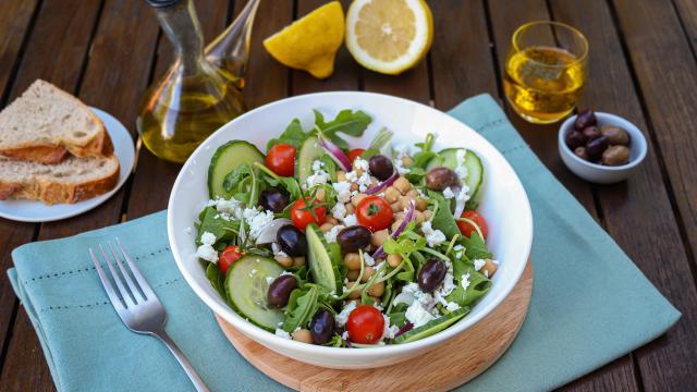 Salade aux pois chiches, fêta, roquette et olives noires