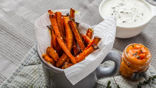 Une diététicienne partage sa recette de frites de carotte, totalement addictive et très simple à faire !
