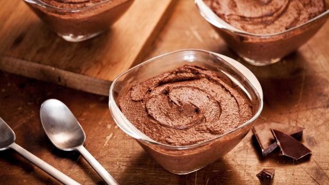 “Vous allez voir, votre mousse va bronzer,” Julie Andrieu dévoile sa recette de mousse au chocolat pas comme les autres