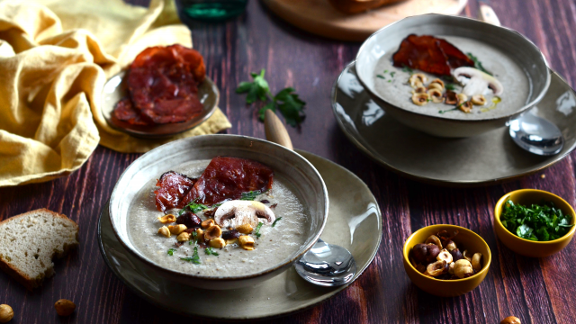 Velouté de champignons à la moutarde, bacon et noisettes