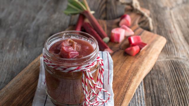 Comment faire une confiture de rhubarbe maison avec un ingrédient spécial pour l’adoucir ?