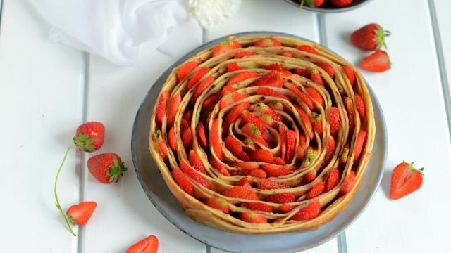 Gâteau en rose de crêpes aux fraises