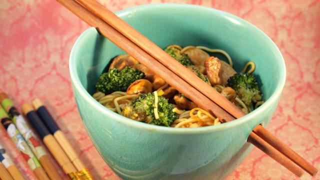 Nouilles sautées au brocoli, noix de cajou et poulet