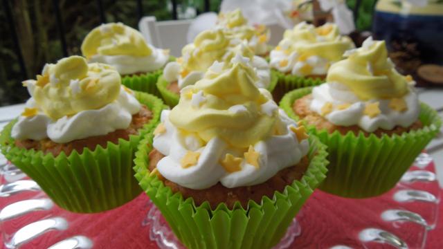 Cupcakes aux pommes et cerneaux de noix avec son topping crème chantilly arôme de pomme