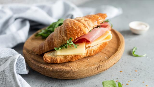 Ce chef vous montre comment recycler vos croissants de la veille en un plat ultra-gourmand !