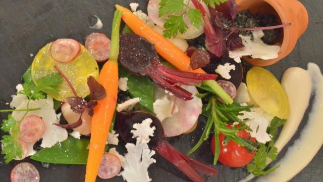 Légumes primeurs dans leur pot de terre, crème de yaourt et vinaigrette