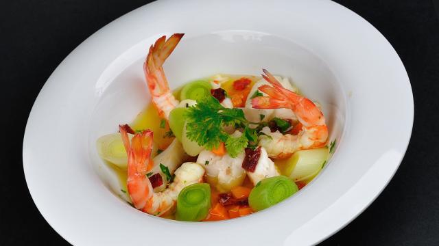 Nage safranée de poisson, crevettes impériales, chorizo et coriandre au bouillon Ariaké