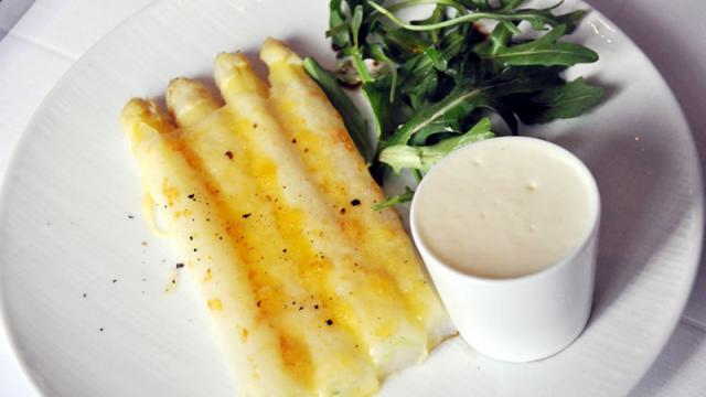 Asperges blanches des Landes au comté et roquette