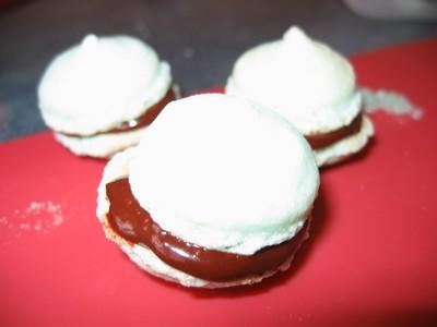 Macaron à la tomate épicée