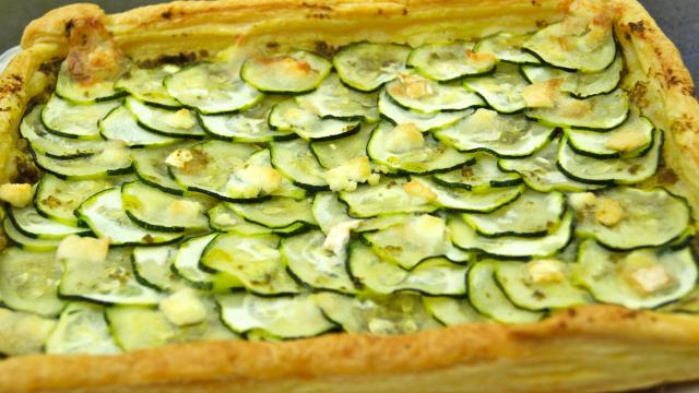 Tarte fine aux courgettes, chèvre et pesto