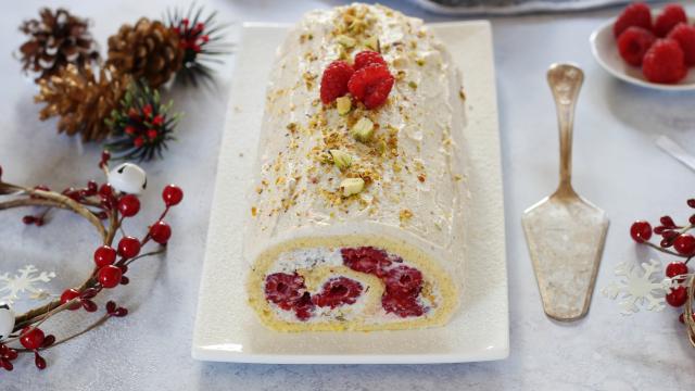 Bûche roulée à la ricotta, framboises et pistaches