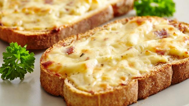 Simple et si réconfortante : cette tartine au reblochon et aux lardons est la recette qu’il vous faut !