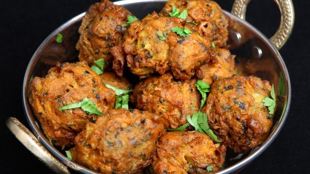 “Voilà de quoi égayer un apéro ! “ : François-Régis Gaudry partage sa recette de pakoras, de délicieux beignets de légumes indiens !