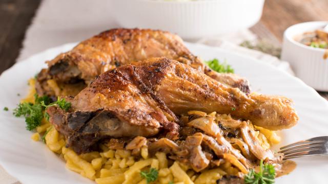 “C’est le plat du dimanche de janvier ” : Cyril Lignac partage une recette savoureuse de poulet avec des spätzle maison