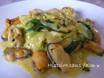 Tagliatelles de courgettes et moules au lait de coco et curcuma