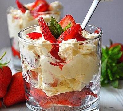 Eton Mess ou verrines de fraises, meringue et crème fouettée