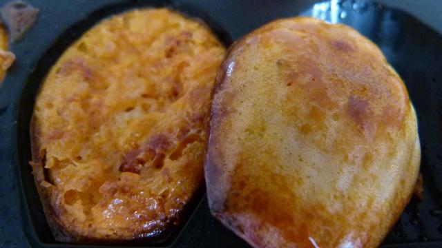 Madeleines au vieux cantal, noix et tomates confites