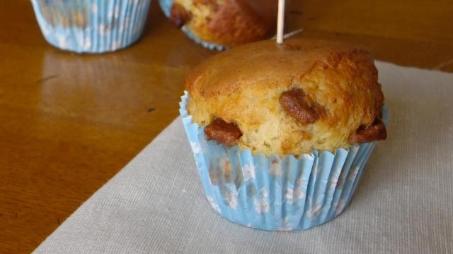 Muffins sans beurre à la compote, fève tonka et pépites de Pralinoise