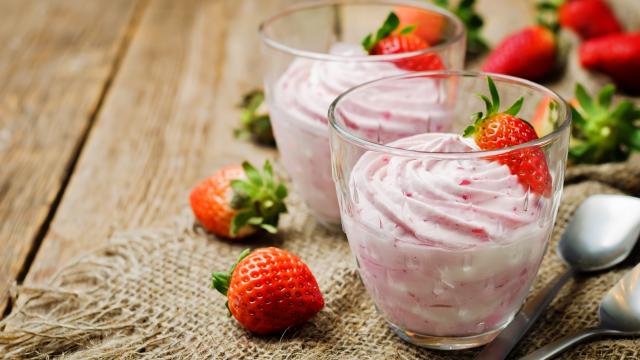 “Ça, c'est une valeur sûre” : Laurent Mariotte livre sa recette pour faire une mousse aux fraises très gourmande